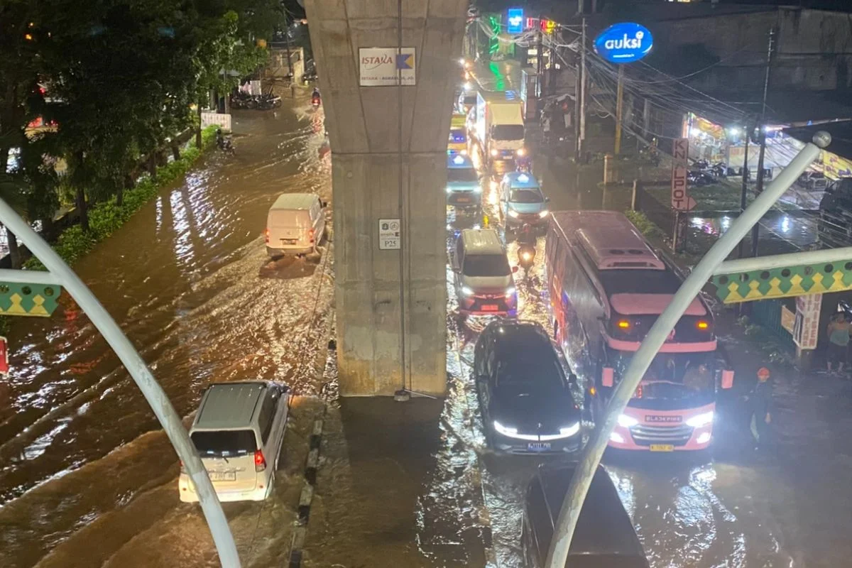 Diguyur Hujan Deras, Sejumlah Titik di Jakarta Selatan Terendam Banjir Sore Ini